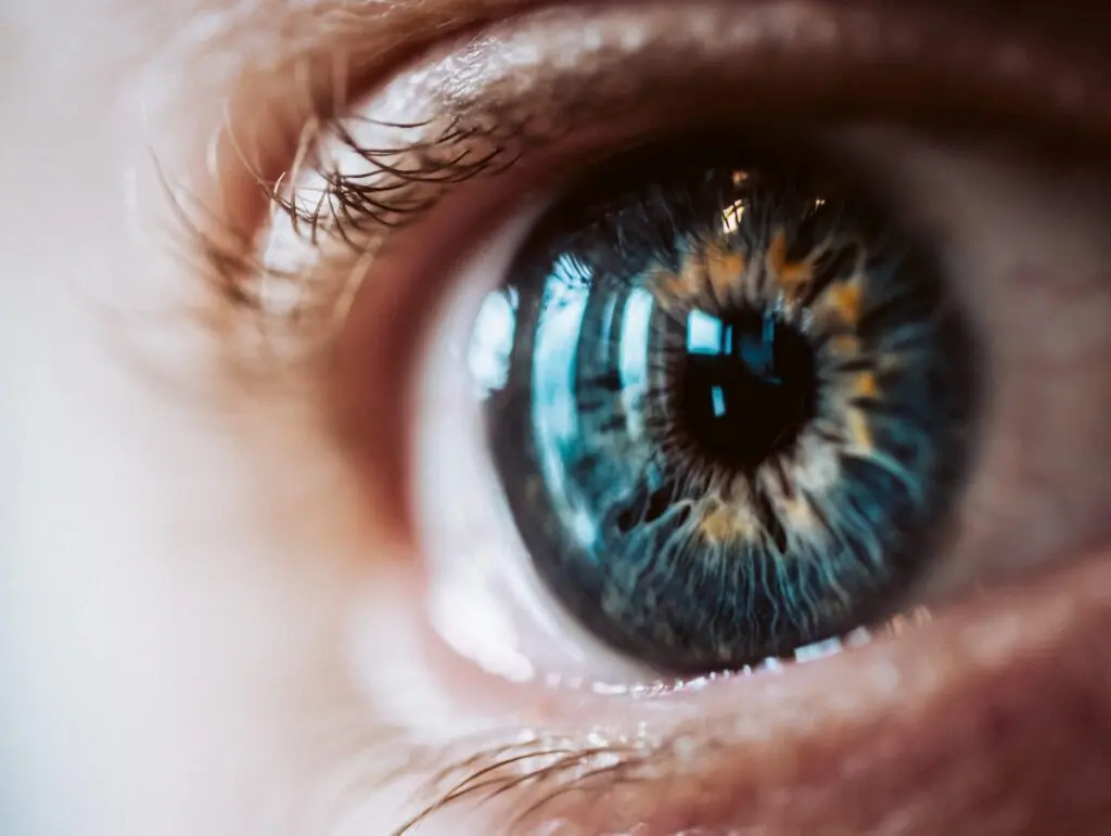 close-up van een blauwgroen menselijk oog met zichtbare irisdetails
